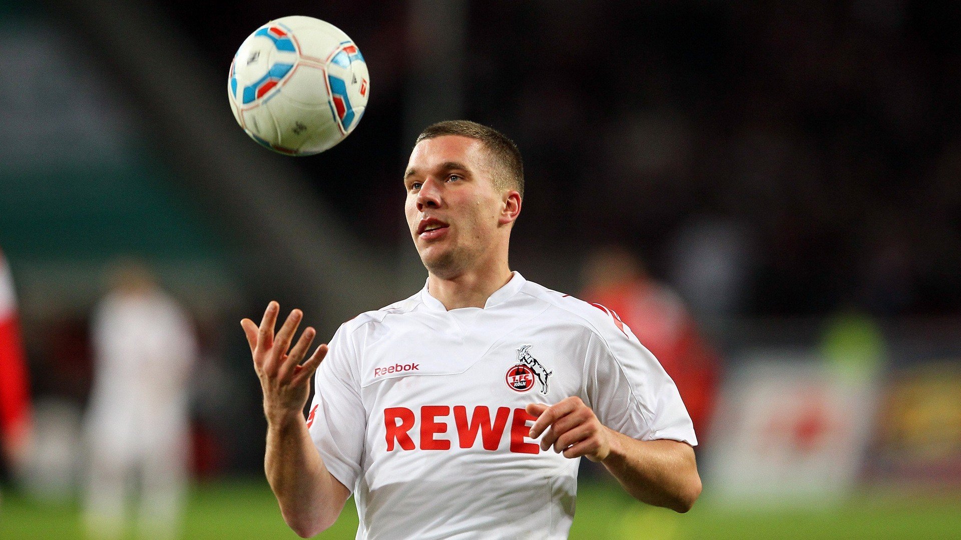 中国足球国家队边后卫攻防转换效率案例分析，足球边后卫必备技巧